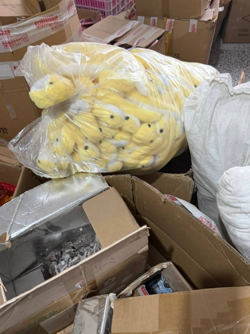 杂款玩具，有毛绒玩具、捏捏、手办、解压玩具等等，图中的产品只