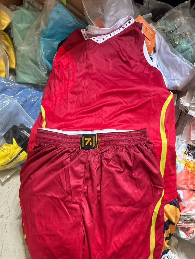 成人篮球服5千多套个位数清
能做的老板联系