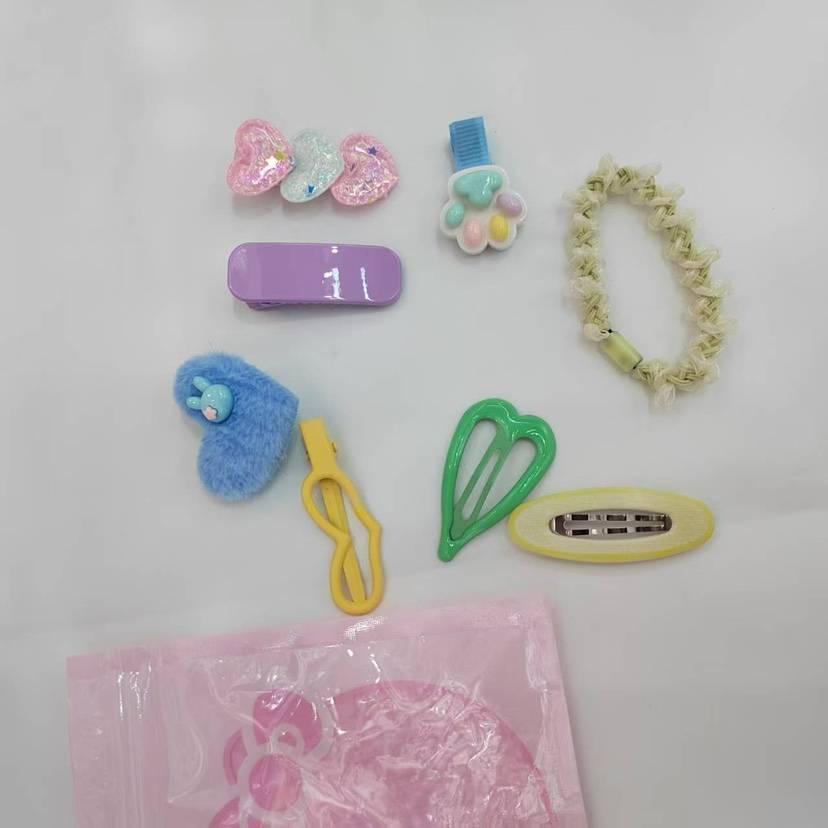 一包8个夹子和皮筋，每包都不一样