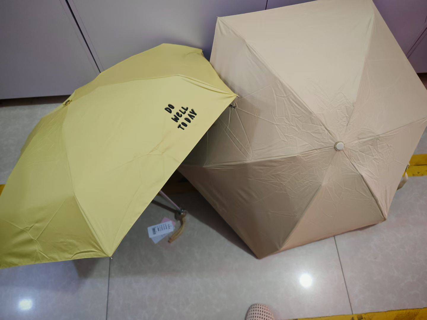 商超下架的超轻遮阳伞，材质很好，每箱颜色混，150一份
