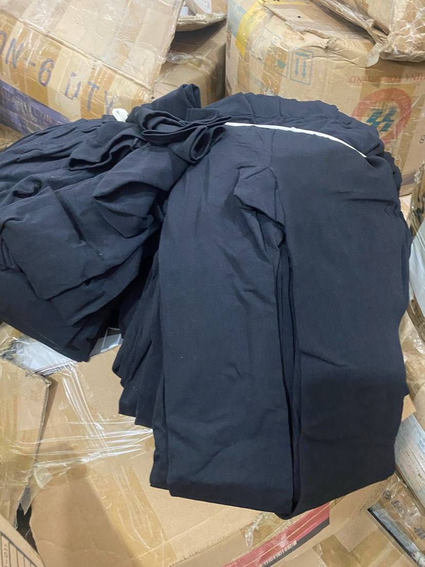 高档打底裤袜还有12万条左右，质量好弹力大，整箱整件，价格便
