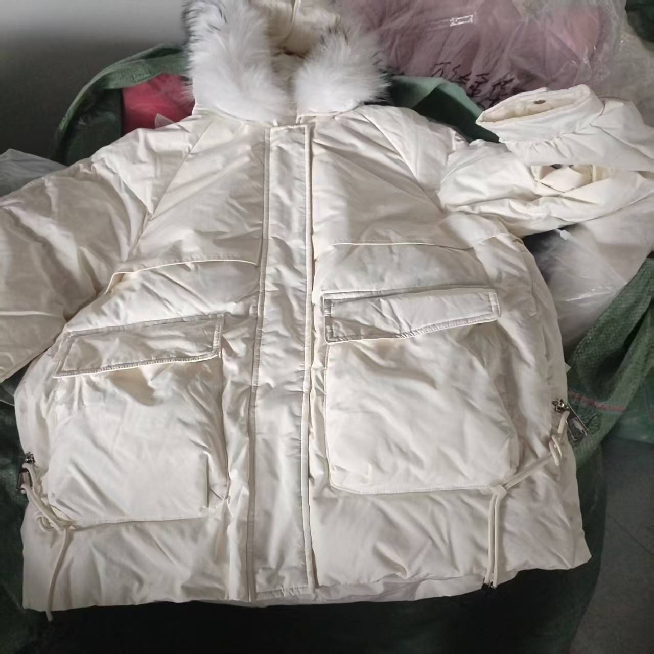 19120件，羽绒服（棉衣）660件，羊绒大衣2800多件，