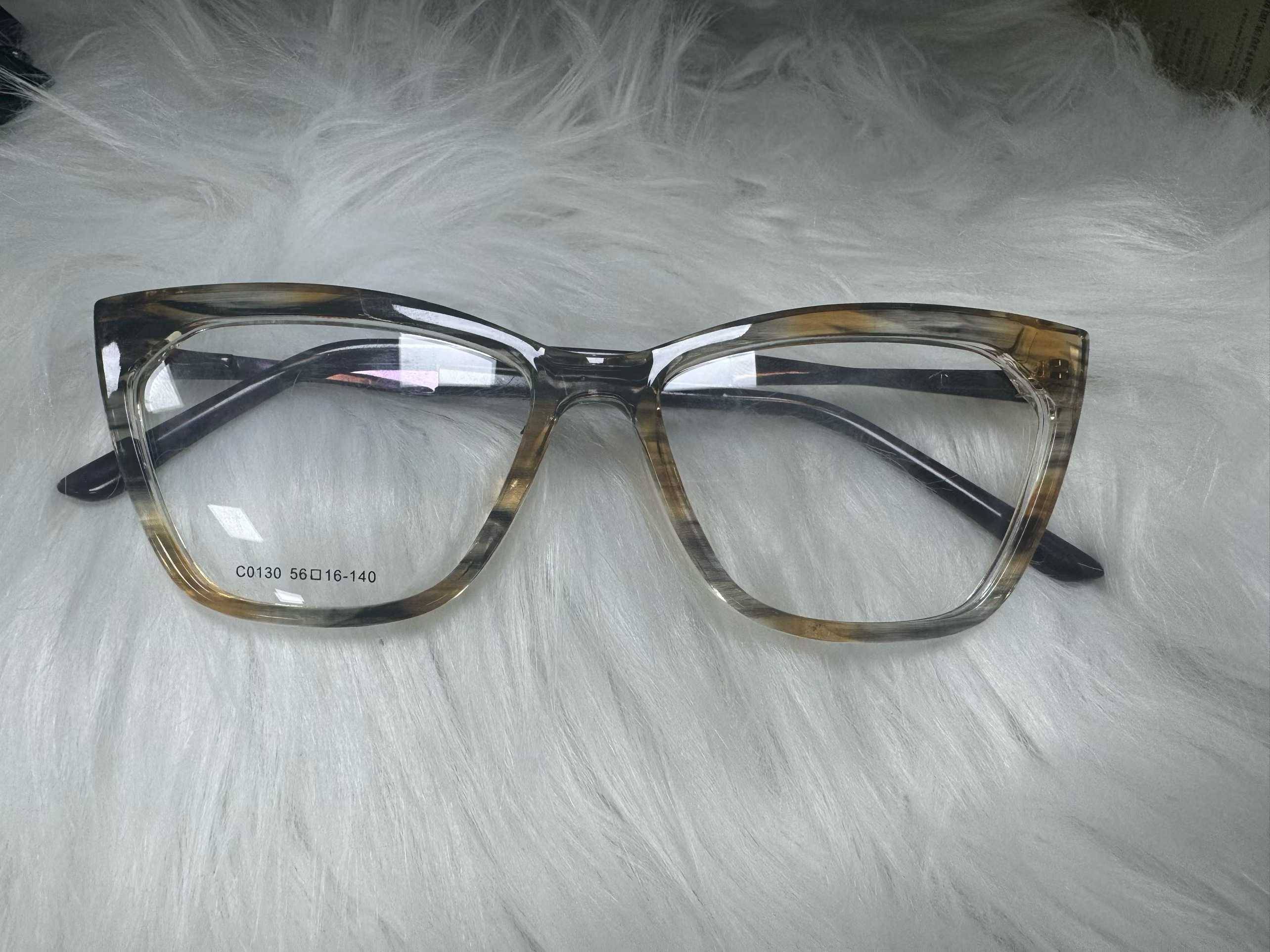 一万付眼镜。平光