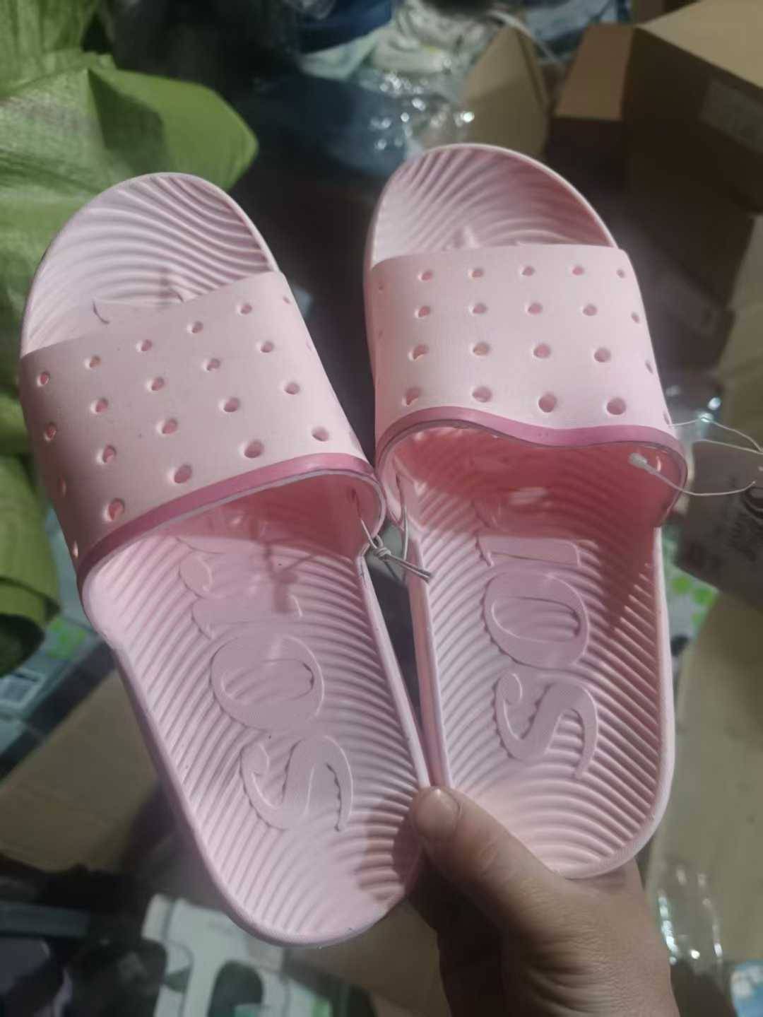 成人凉拖鞋几千双，​便宜处理