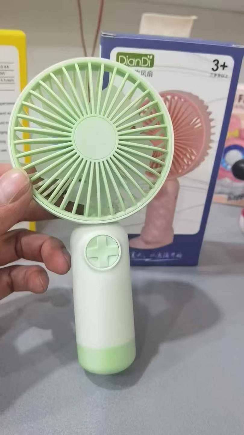 手持小风扇，有电原箱原件，在仓5000个，低价处理有意私聊