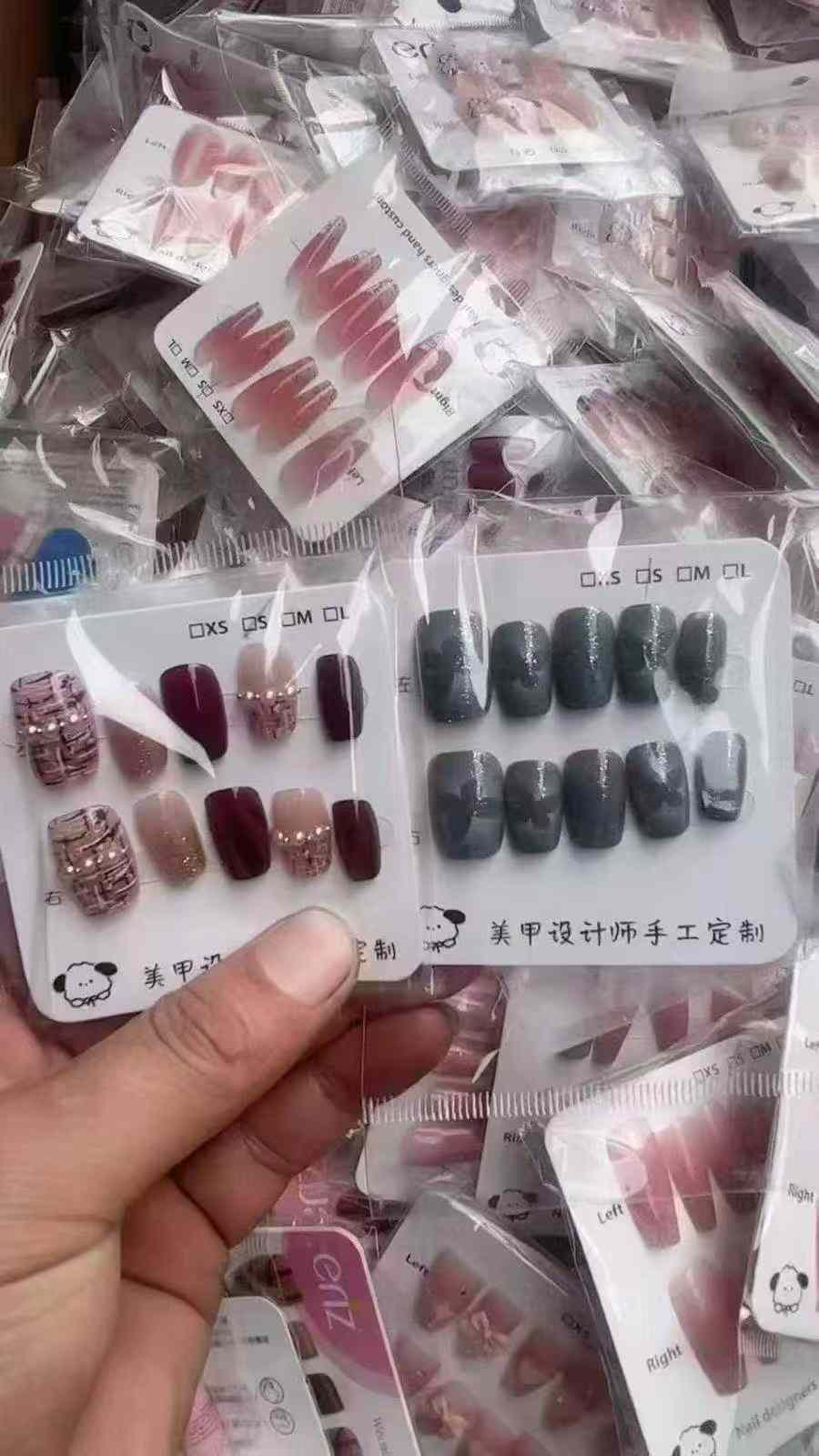 美甲最后6万副都是独包装，基本都是新款，上百个款式，都带工具