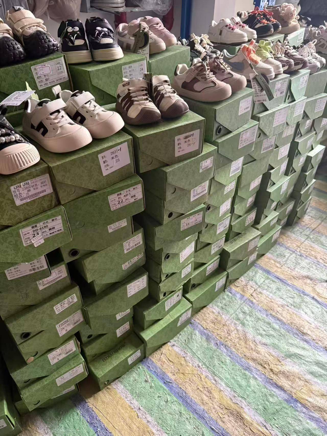 刚刚到货一批品牌童鞋，全部一个牌子的！，一共170多双，统一