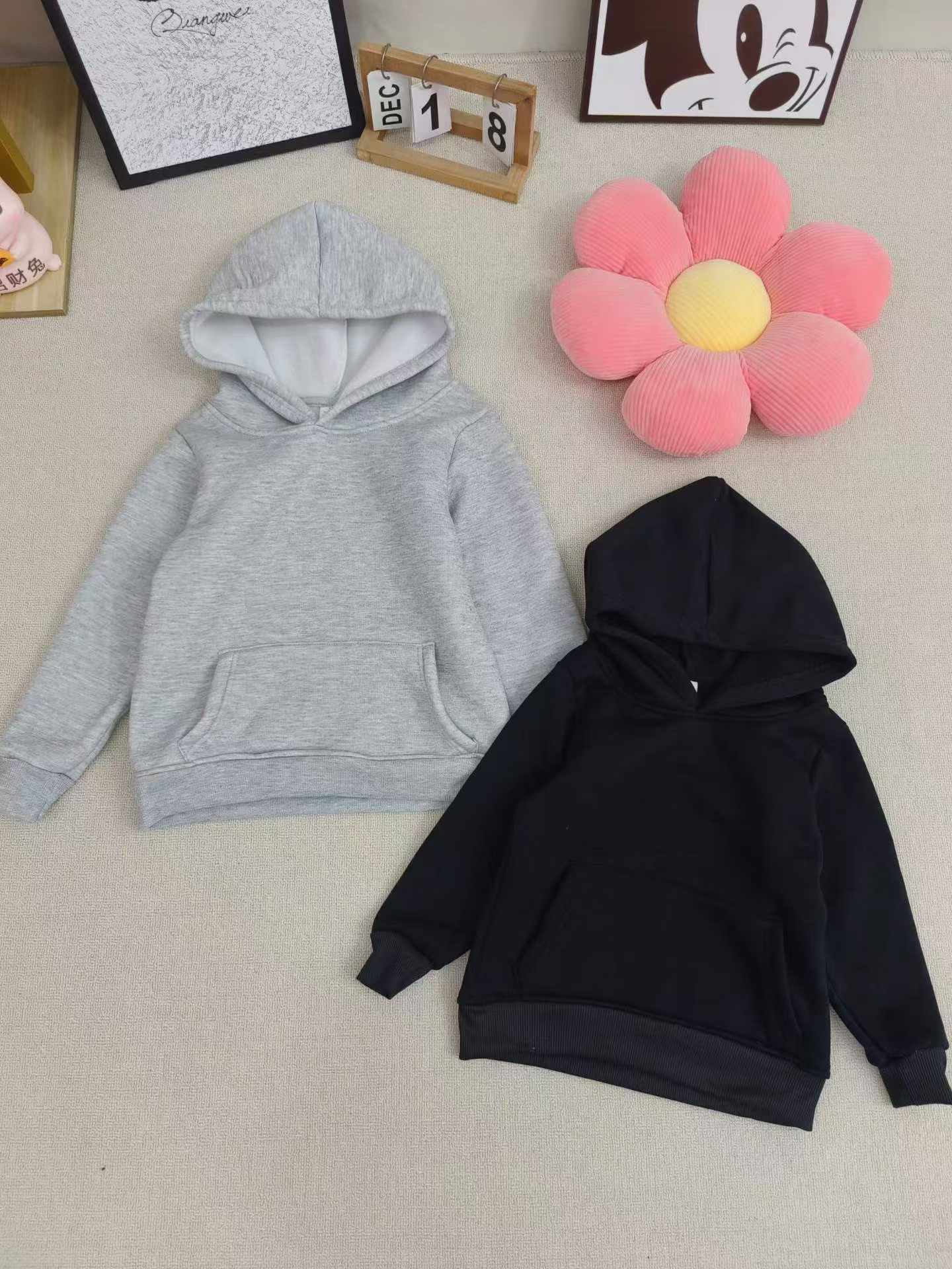 [發]童装加绒连帽卫衣1210件，​防水袋装，(印花的不多)