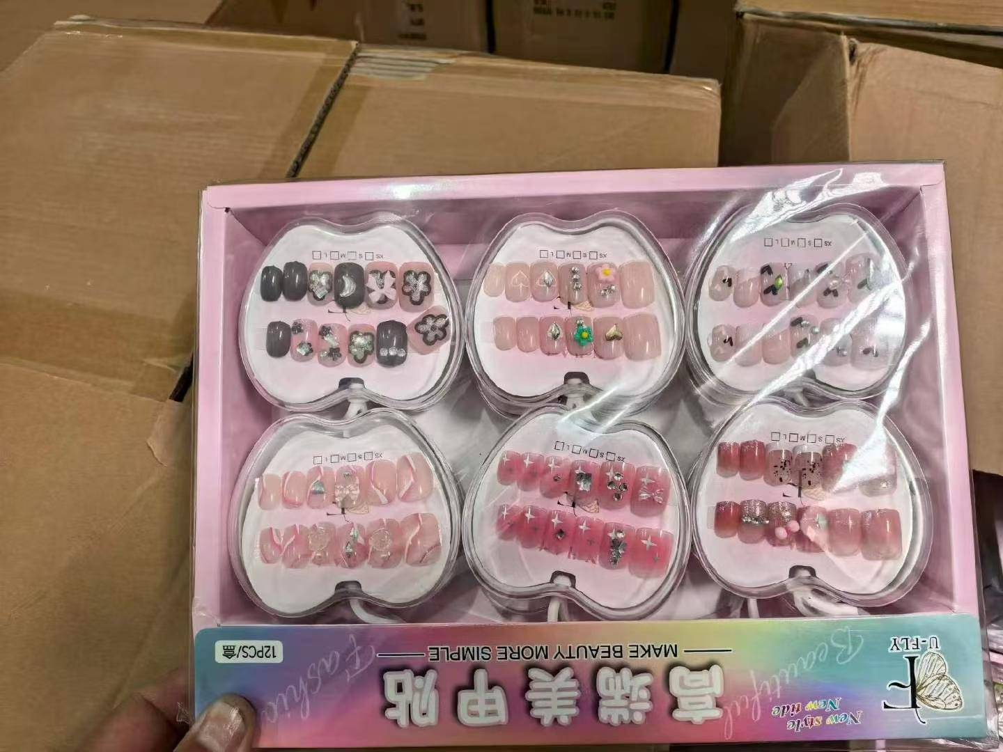 精美盒装的穿戴甲甲片价格便宜一共到货四千多盒