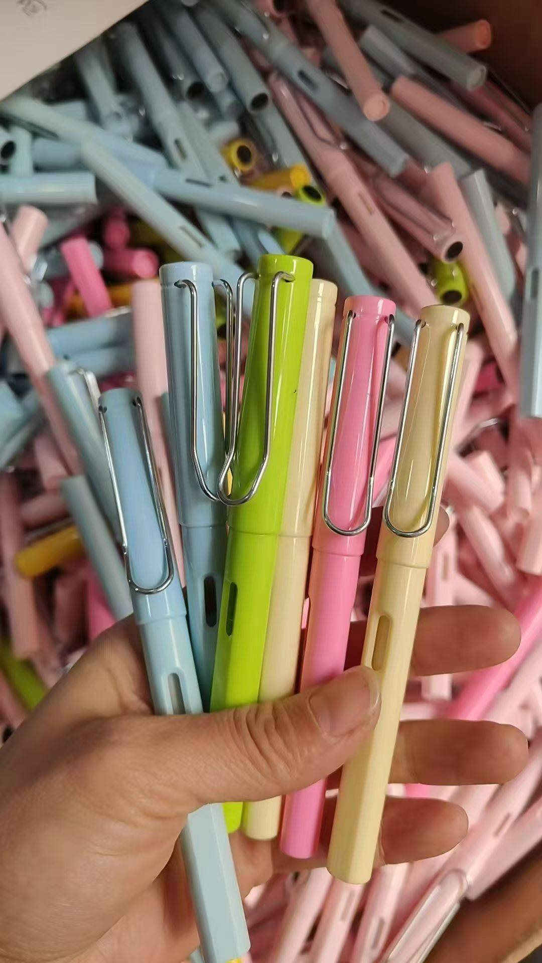 还有20万支铅笔✏️，每支都带橡皮擦，​，​免削铅笔✏️，高