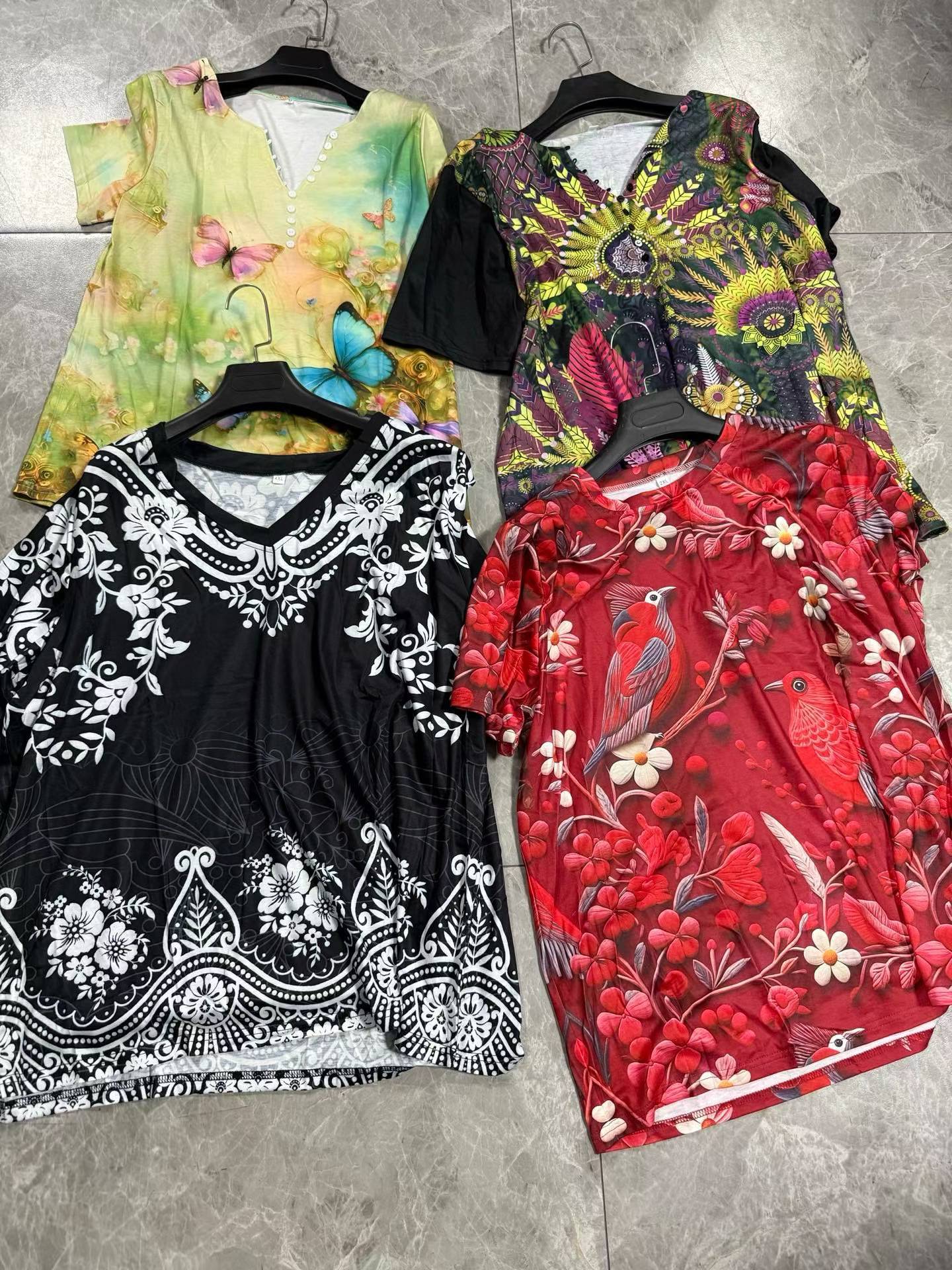 1.9元，，非常便宜，短袖为主，长袖，裙子，裤子套装，，，2