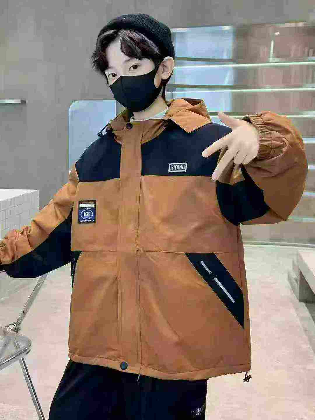 精品中大童、加绒加厚冲锋衣外套、4600件、10来个颜色、尺