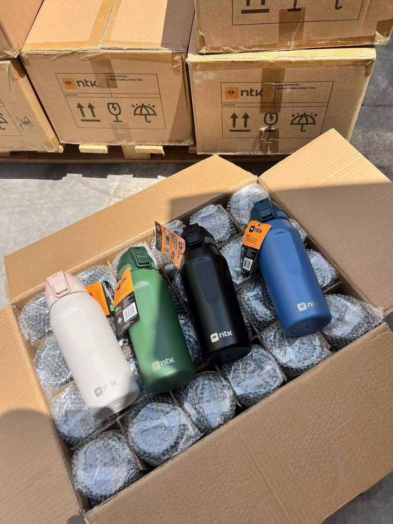 出口外贸，欧美尾单750ml保温杯，体积:55*37*26.