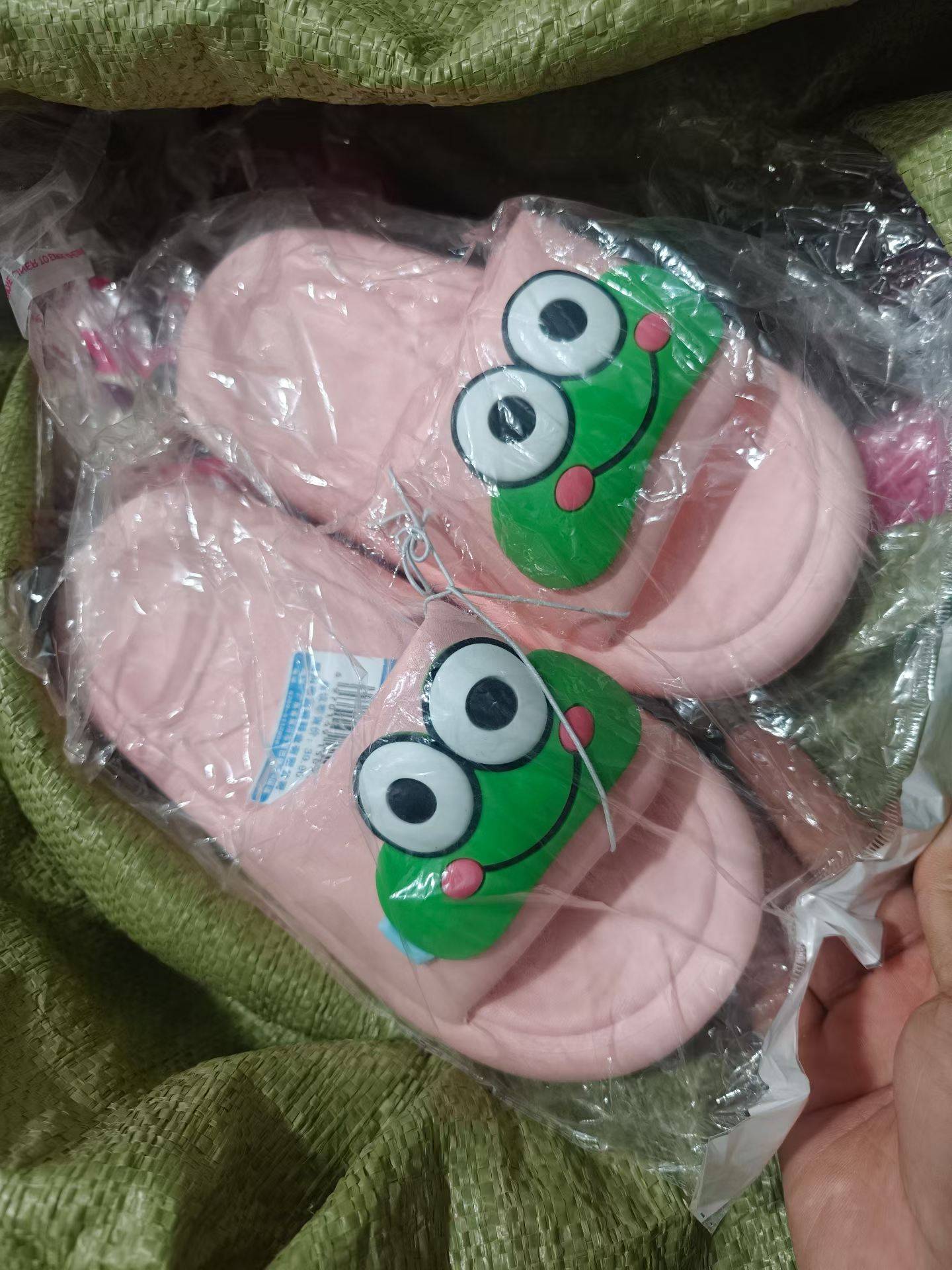 儿童拖鞋几百双。