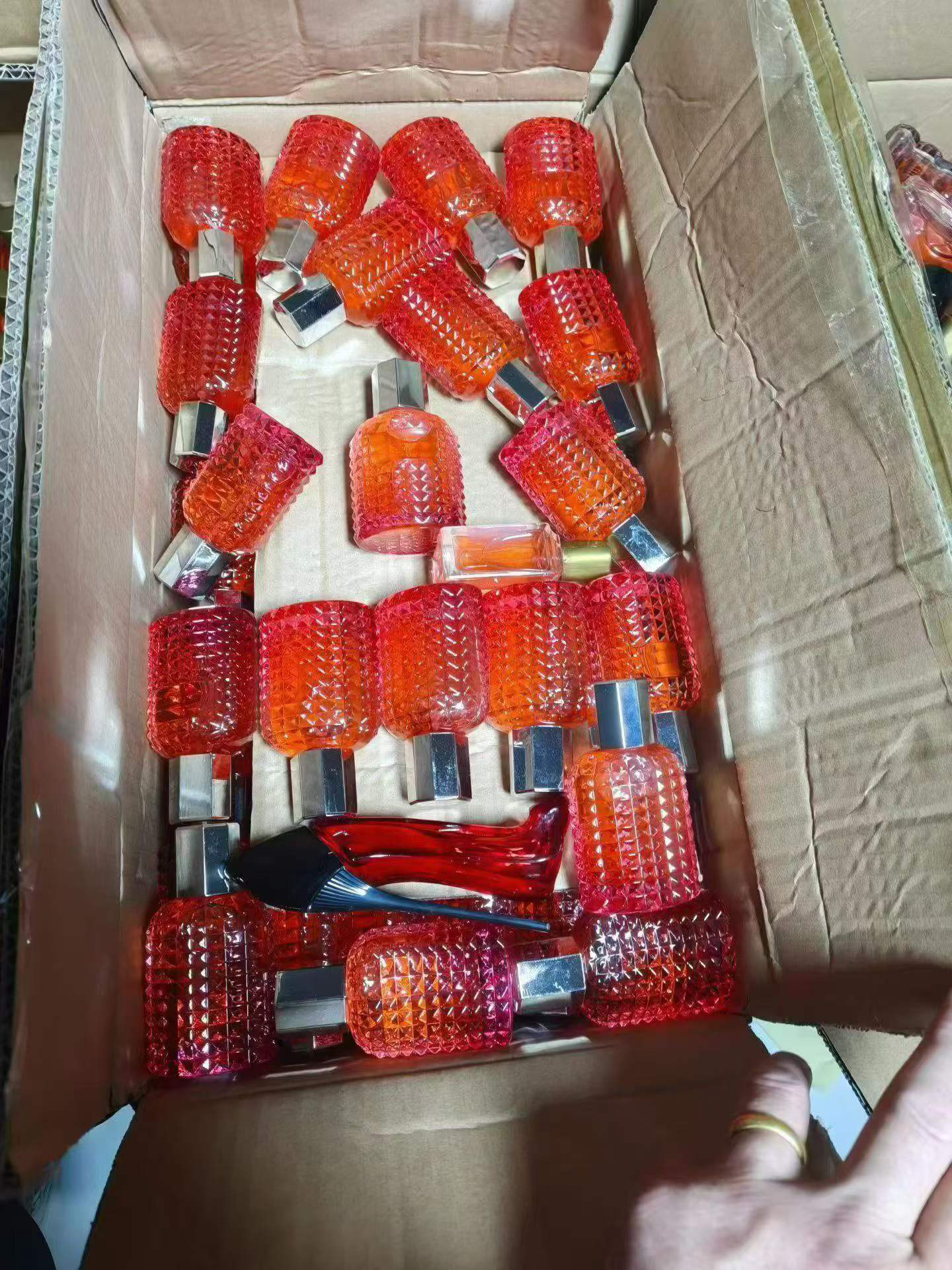 小香水20万瓶清货2.4元一瓶，香味醇，瓶型好看，品质保证，