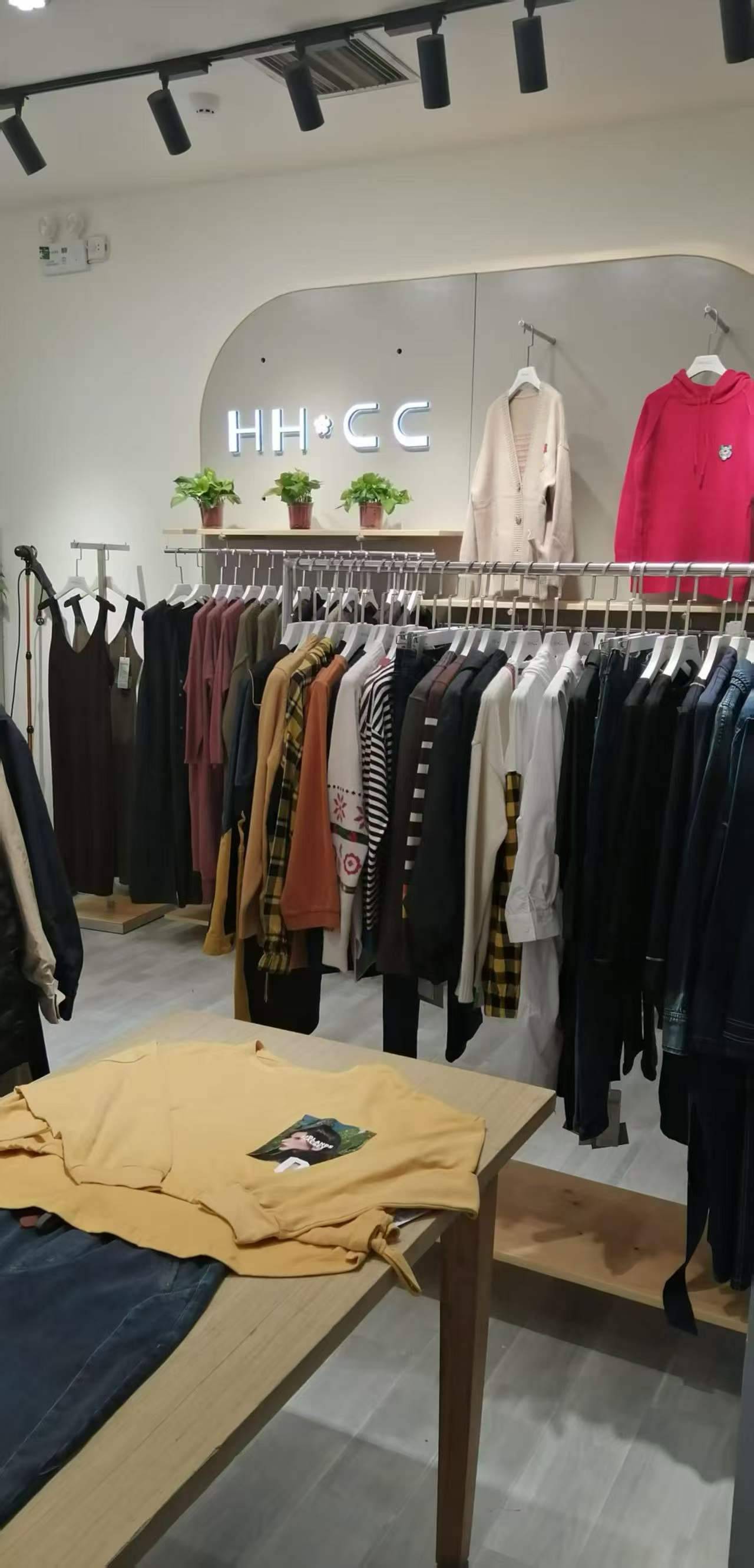 万象城商场，品牌女装店不干了，全部基本都是中淑风精品女装，1