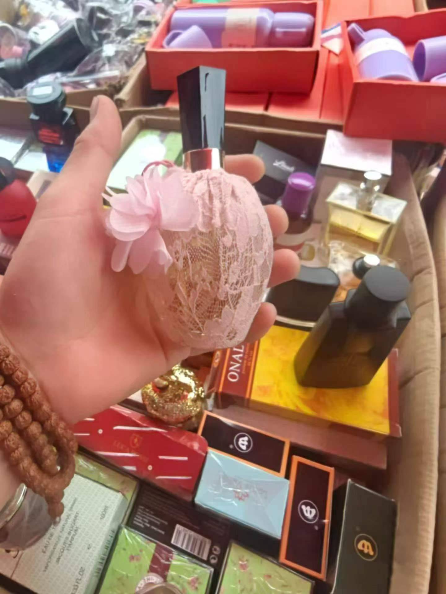 大瓶混装香水5000瓶，清货5.8元一瓶，品种非常好，瓶型好