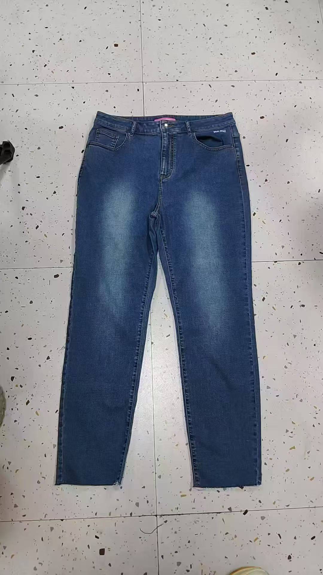 女款牛仔裤只剩下3000多了，有售后，放心整，全清8块