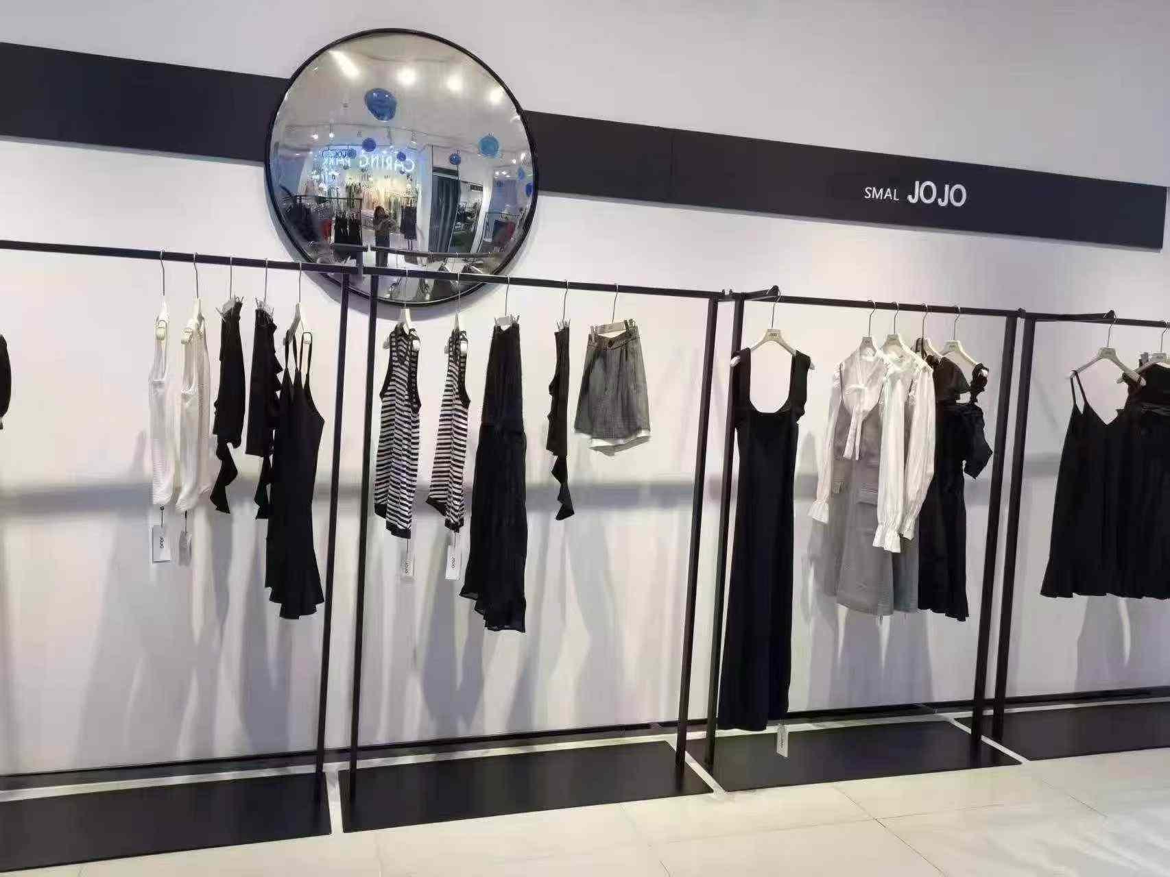 品牌服装都是夏季
​连衣裙多，加帽子一共150件左右
​13
