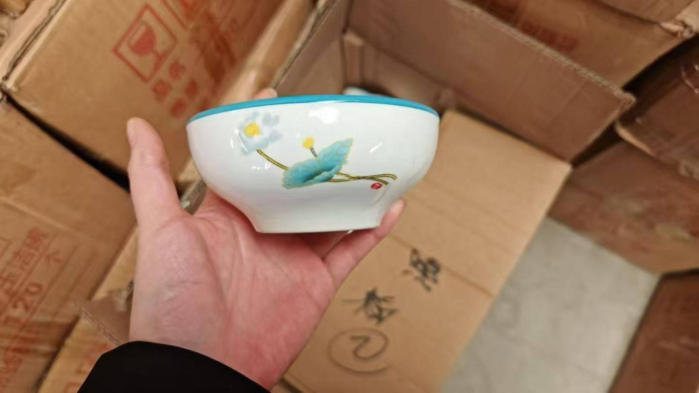 库存陶瓷小盘子小碗小杯子大概有90吨左右，几百一吨大概有3个
