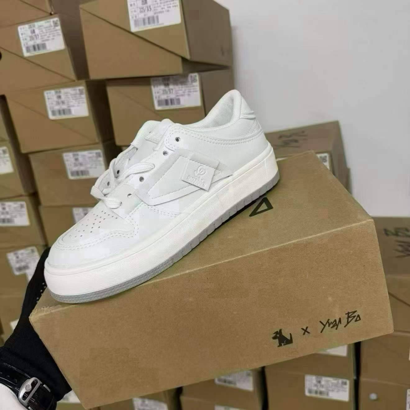 女鞋一千多双
十几块，喜欢的老板来拉走
腾仓库，价位到位