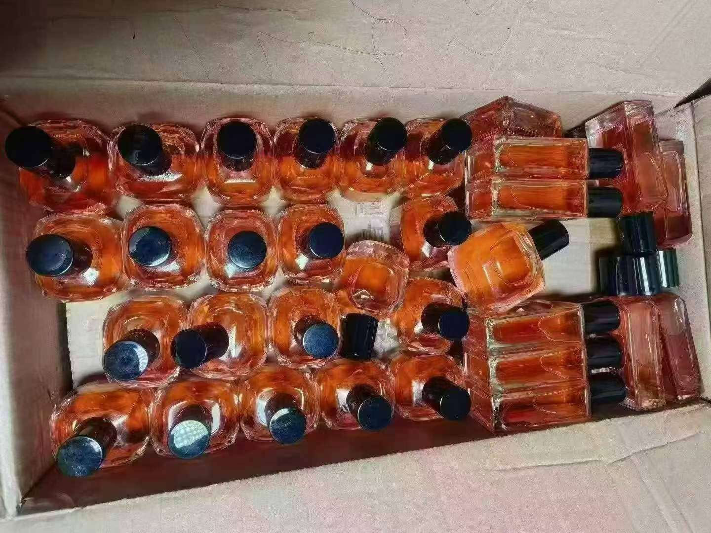 小香水20万瓶清货2.4元一瓶，香味醇，瓶型好看，品质保证，