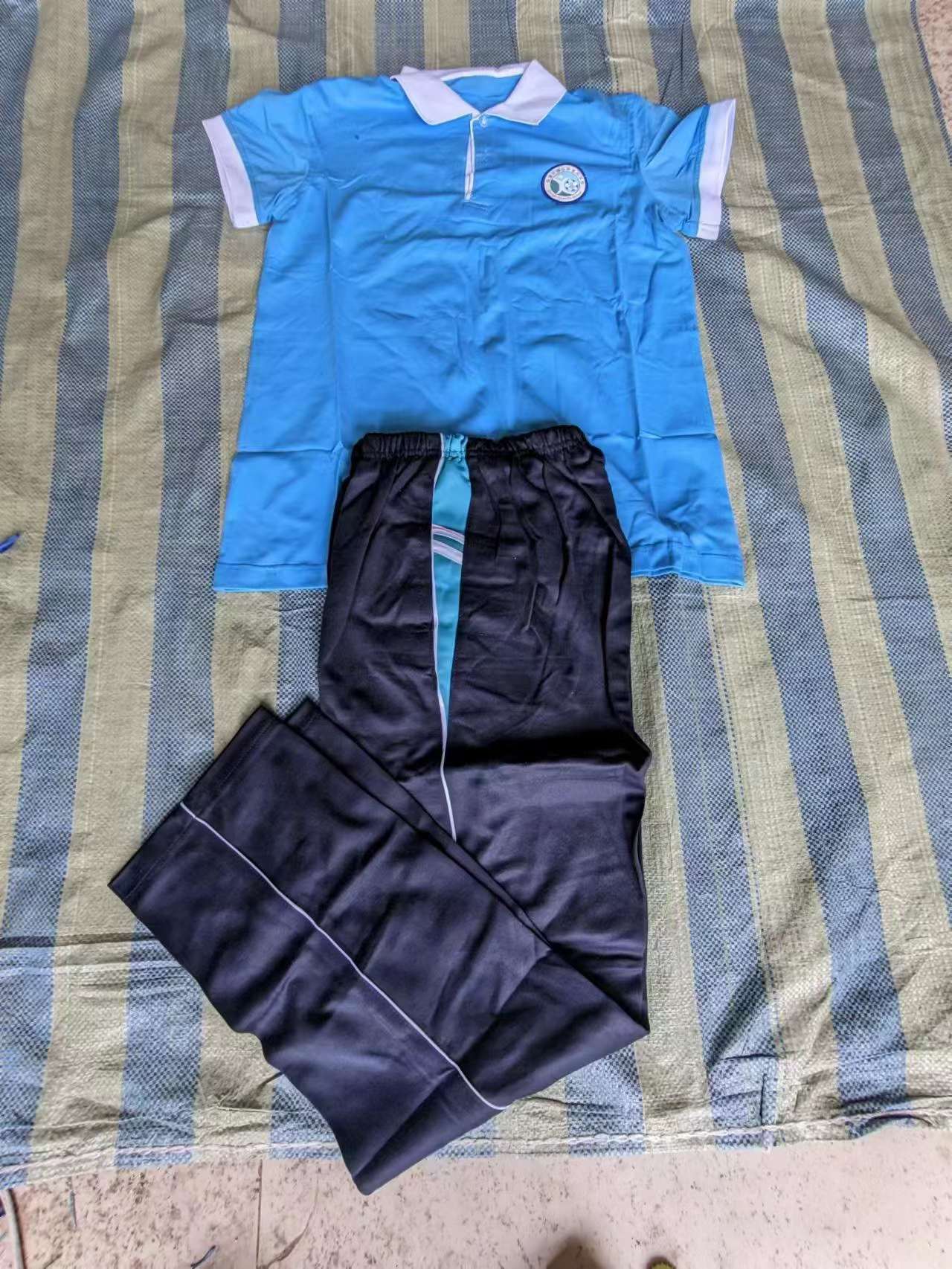 校服几千套清货几块钱