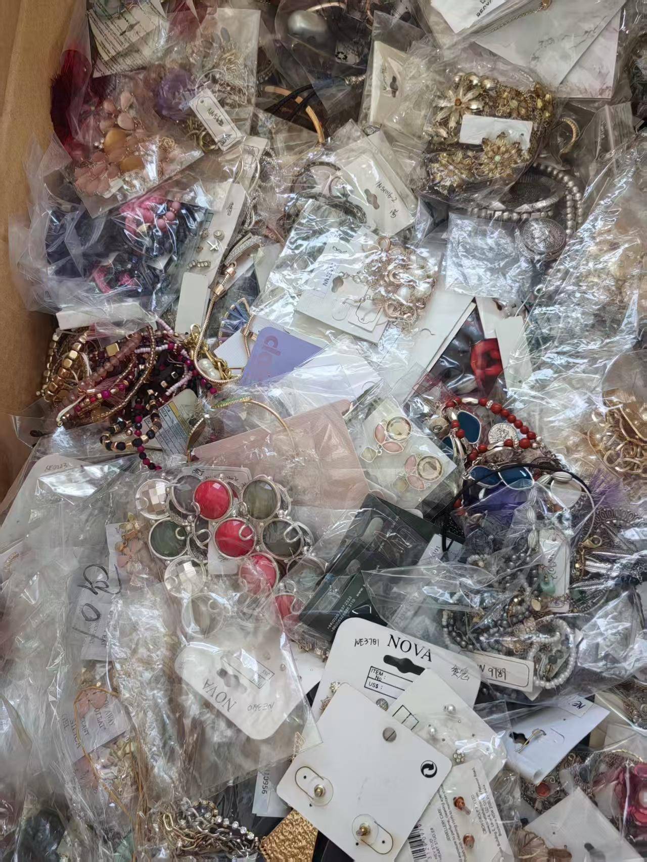 处理一批出口剩下的尾单饰品，谁要