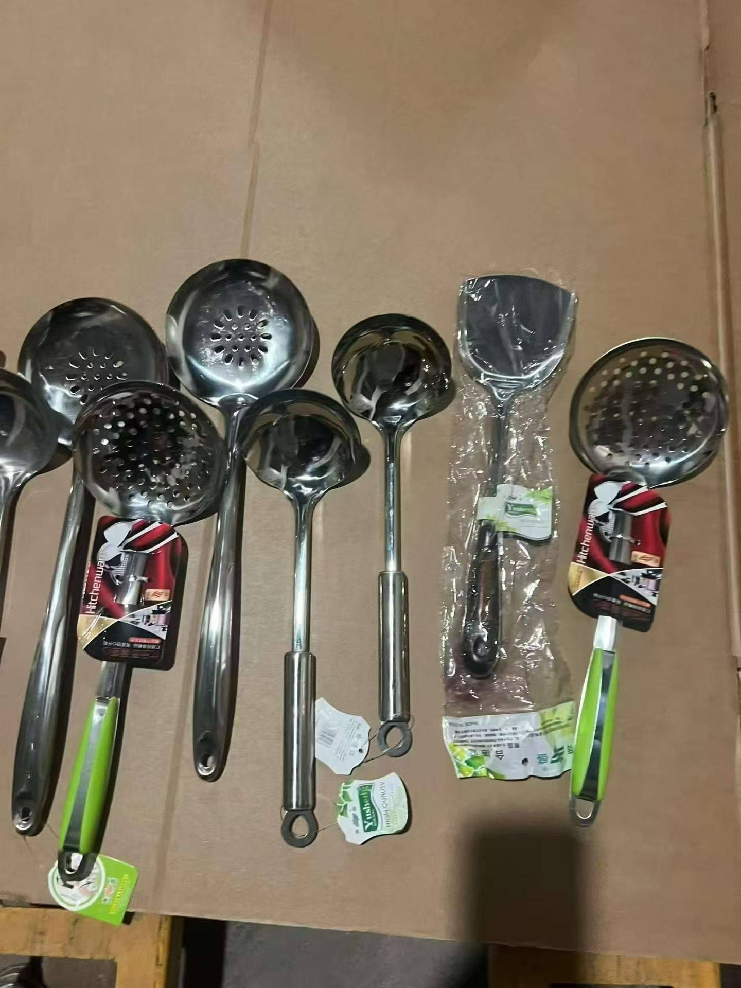 铲、勺、漏
最后6吨左右！
全清几千块一吨，
几毛钱一个起…
