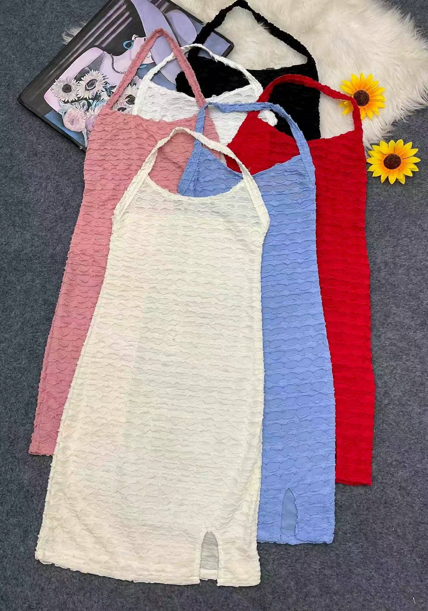 夏季新款辣妹性感纯欲露背包臀收腰挂脖设计感小众连衣裙，独立包