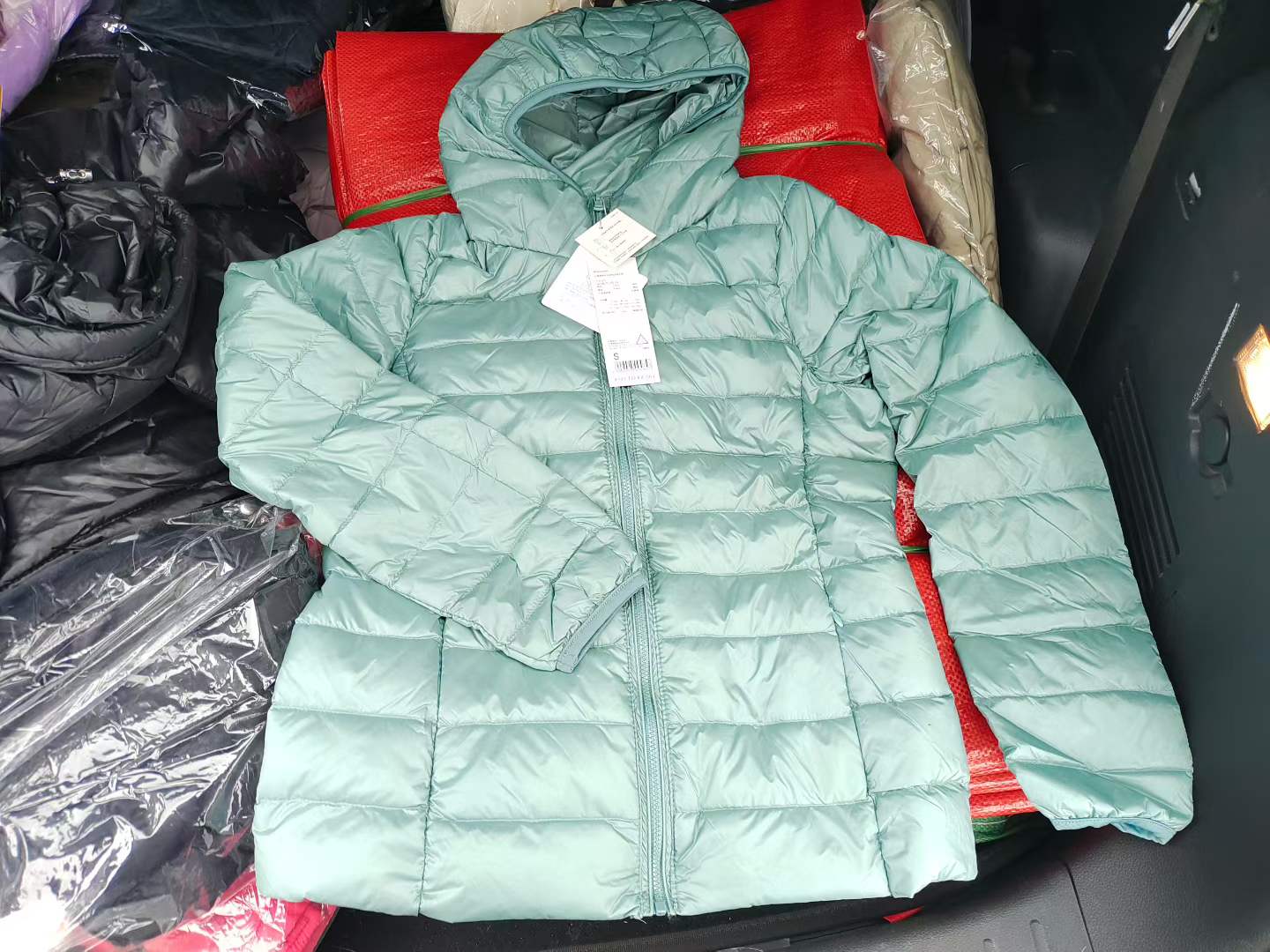 15000件轻薄羽绒服女连帽