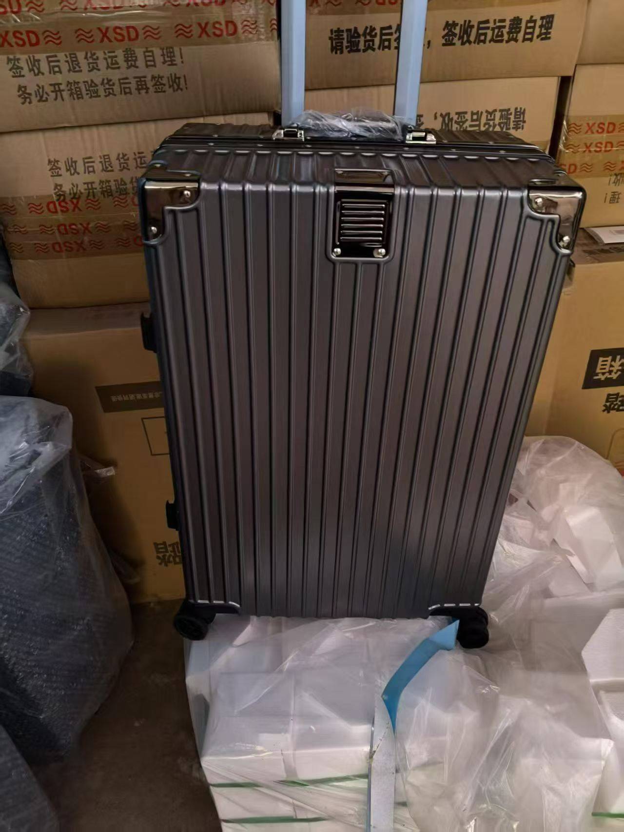 2000个拉杆箱行李箱，一个颜色24寸，带茶杯座，带充电器口