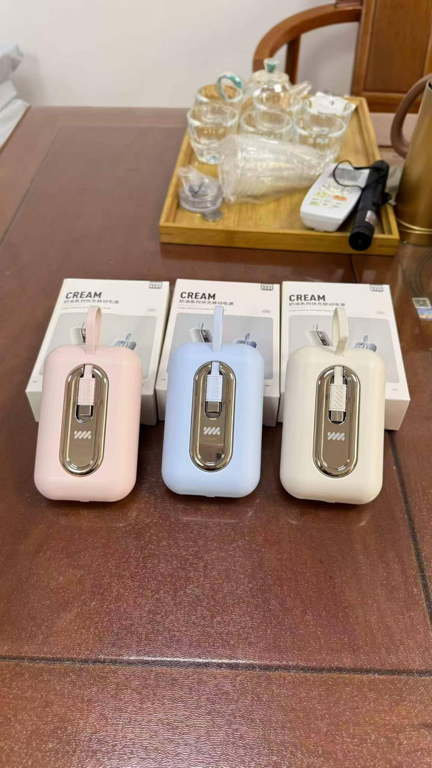 高品质快充充电宝到货3200个，带包装三个颜色，带c口和*