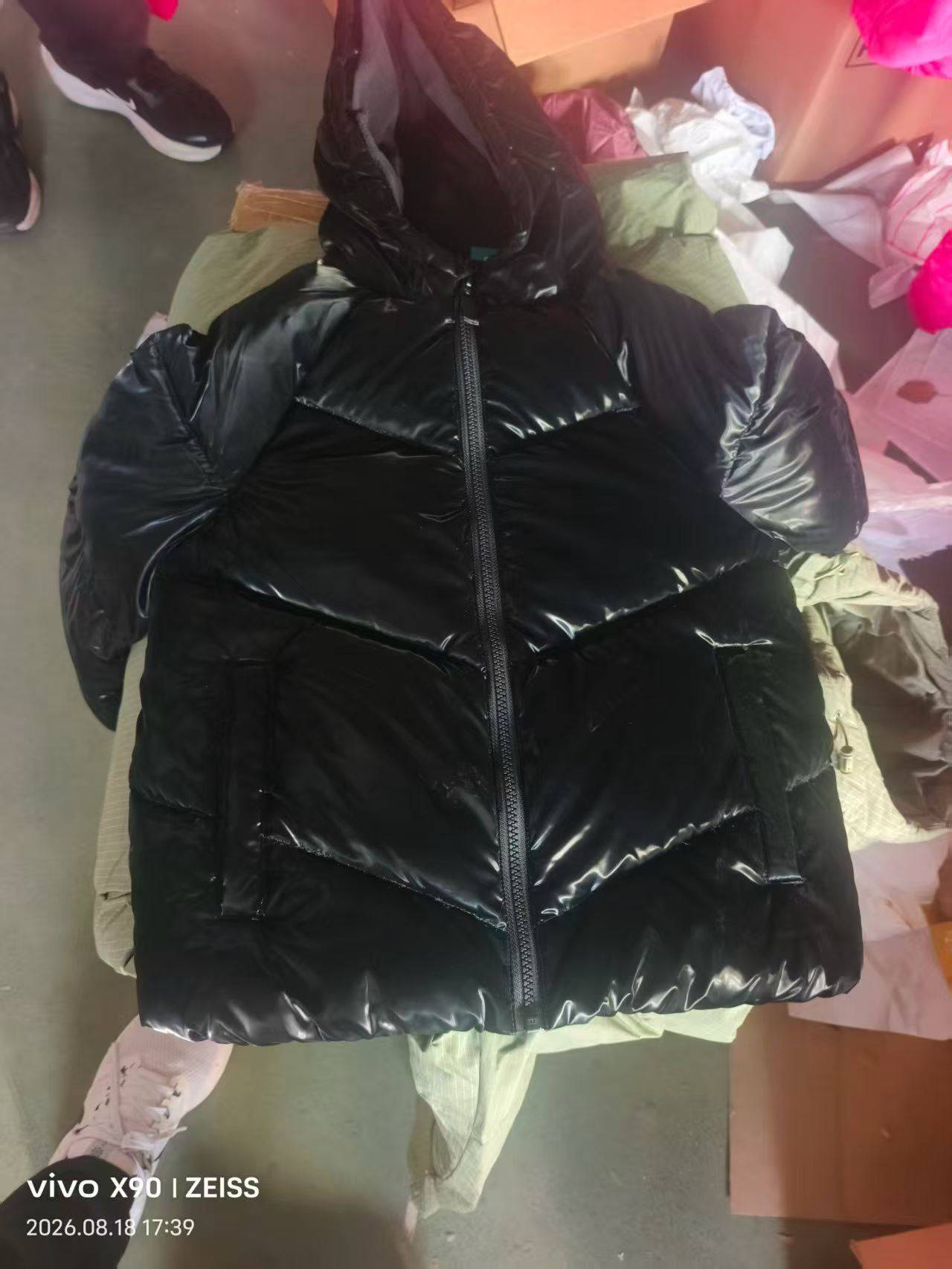 童装棉服两个颜色1300件，原箱原包装