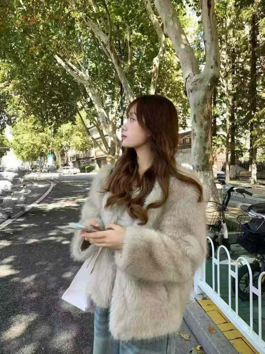 300件女士环保皮草外套，单色码齐，独立包装，做工质量很好，