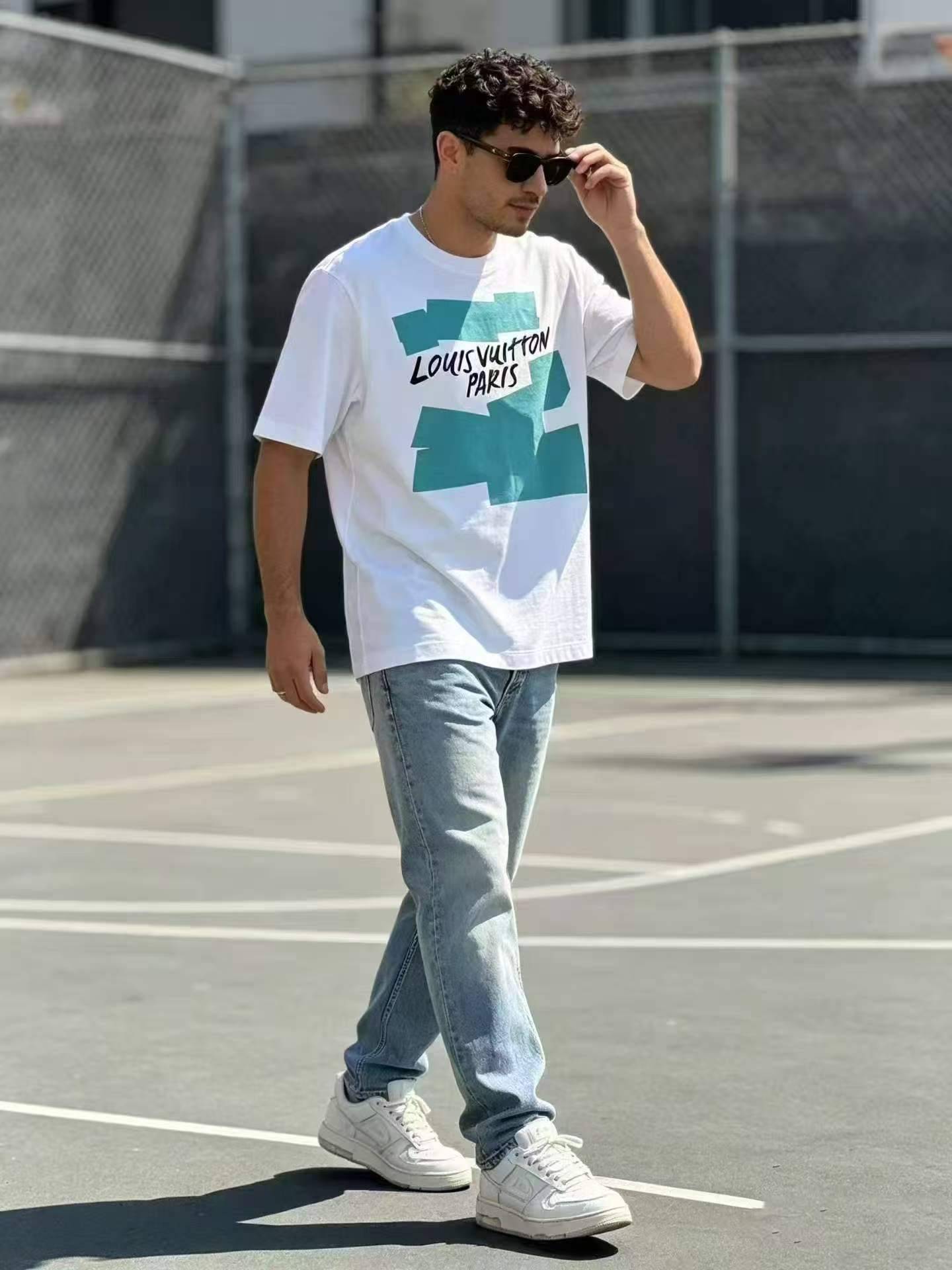 300件左右纯棉潮牌风男士圆领短袖t，醒目撞色字母印花，宽松
