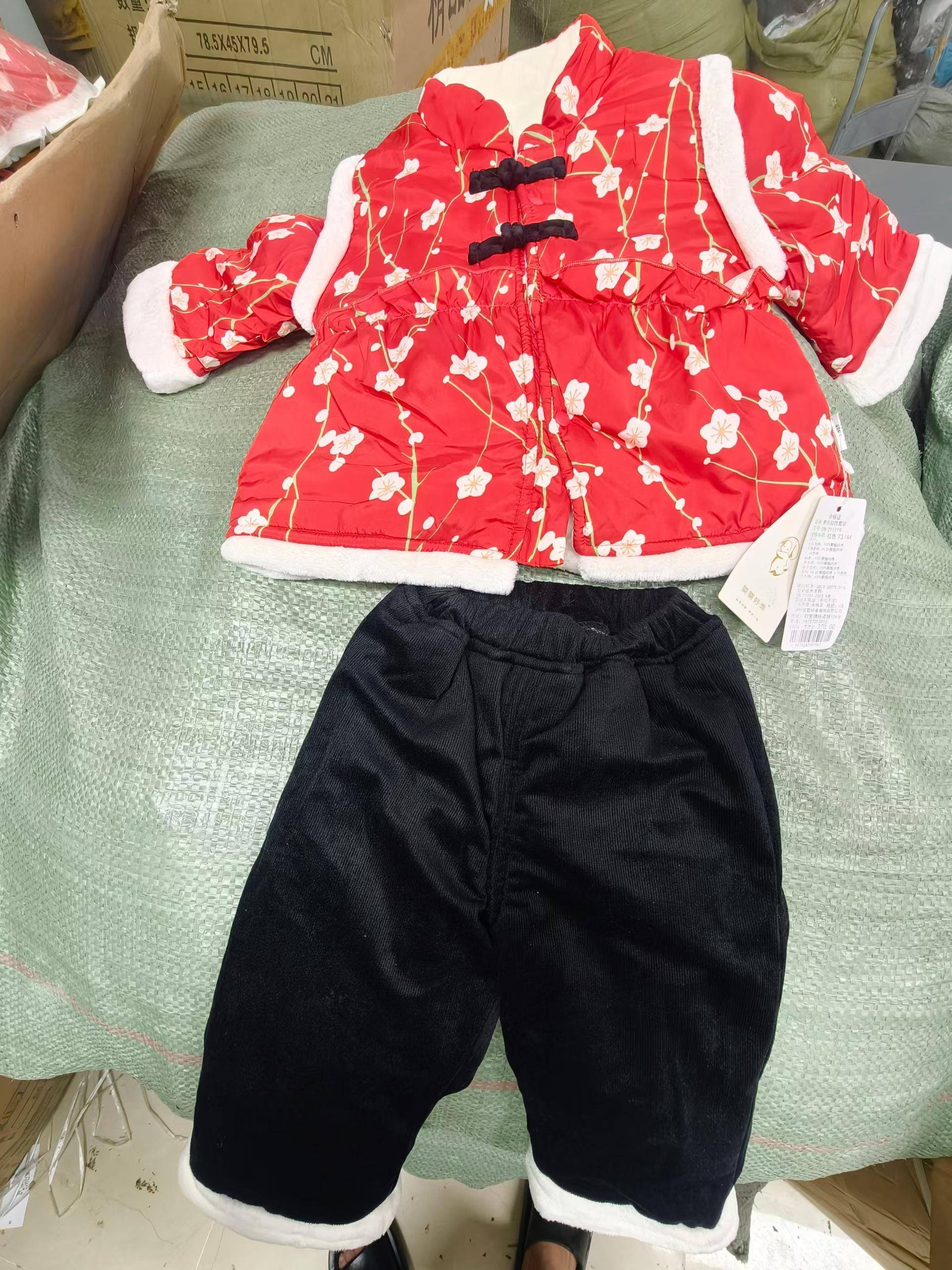拜年服100来件。