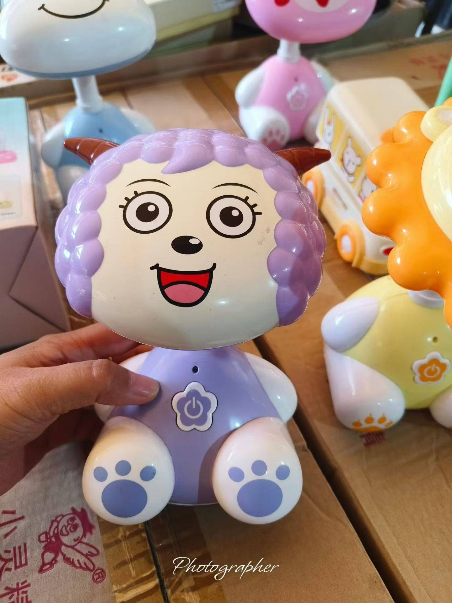 各种卡通直插电台灯到货500多箱，一箱48个