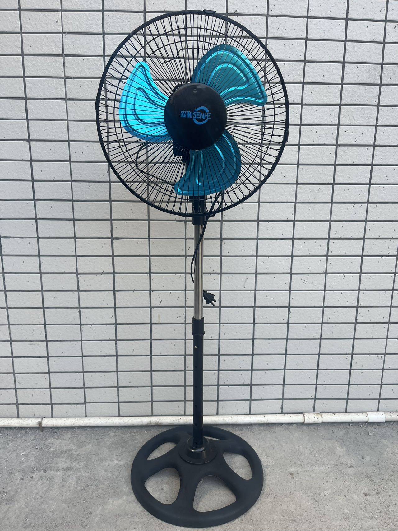 现货，1000台落地扇12寸铝叶电压220v
功率：40w
