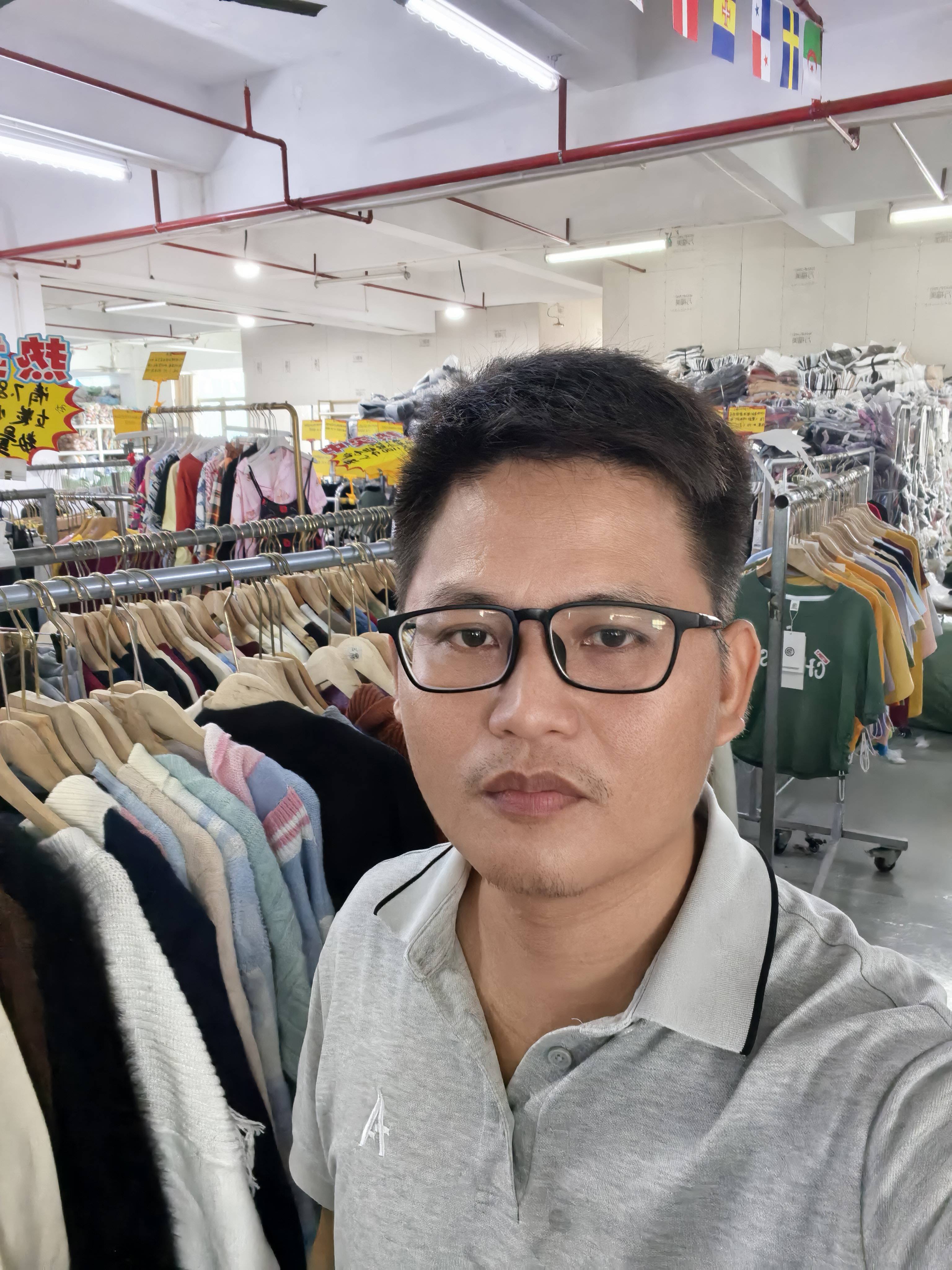 麦华均（外贸服装库存尾货批发）