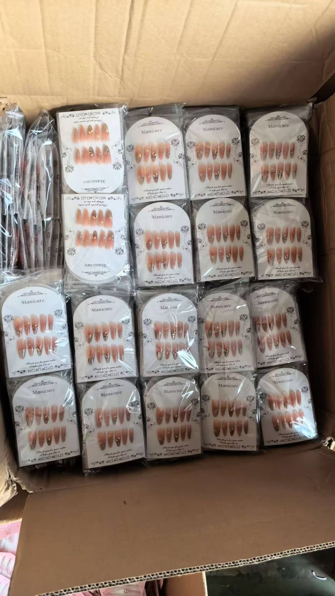 美甲穿戴甲三十个款左右每个款一千多副，四万多副，能全清的来