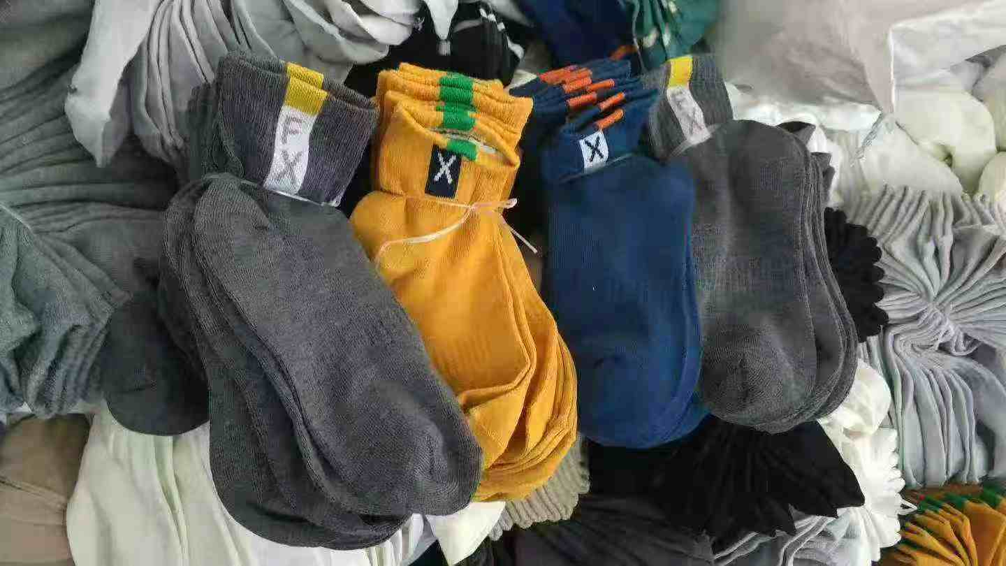 杂款袜子30万双左右，男女都有，一捆10双，清货价格毛毛钱一