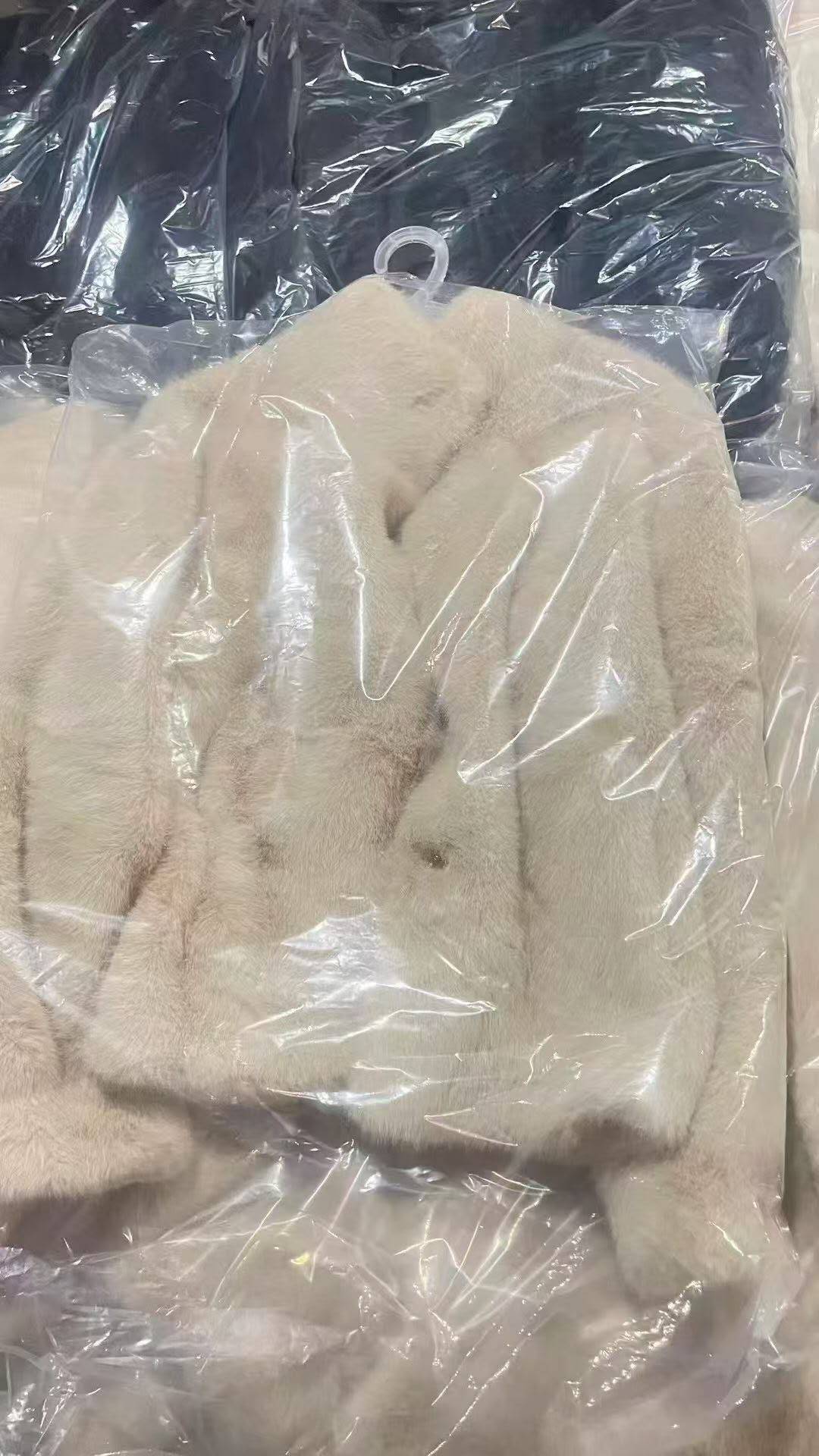 皮毛一体外套，小整杂。很多款